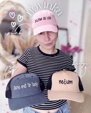 Na eshopu je novinka a to kšiltovky 😍 aktuálně 5 nápisů a 3 barvy. Na léto must have! 🩷 #protivnysprostyhrnky